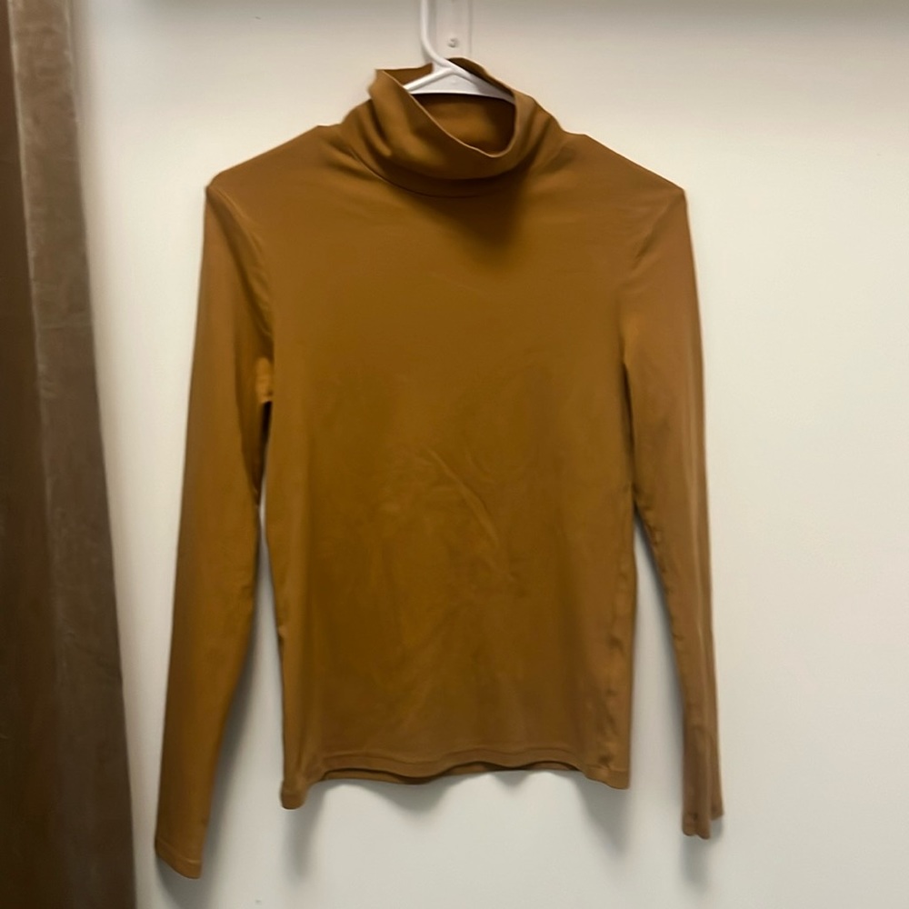 Uniqlo brown turtleneck in size XS